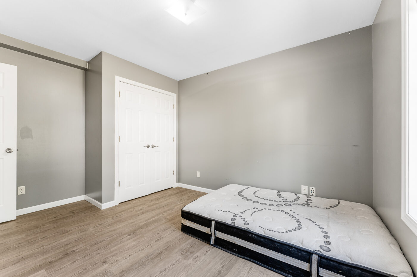 252, 527 Grant Ave-2