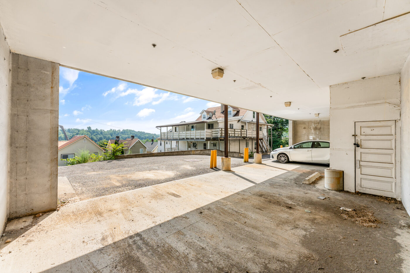 252, 527 Grant Ave-26
