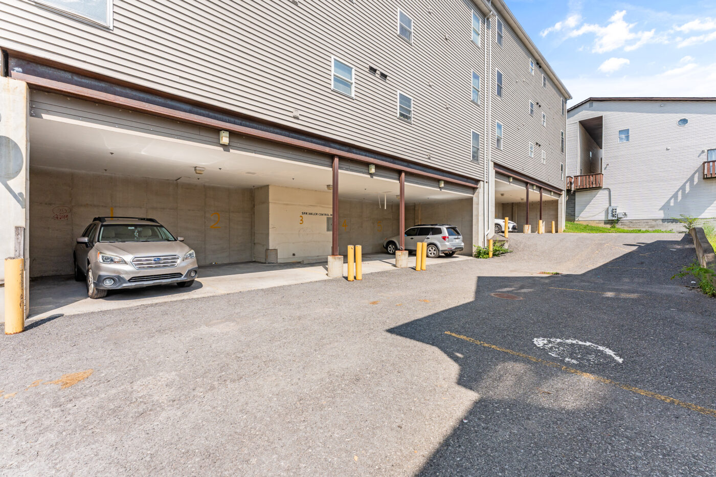 252, 527 Grant Ave-29