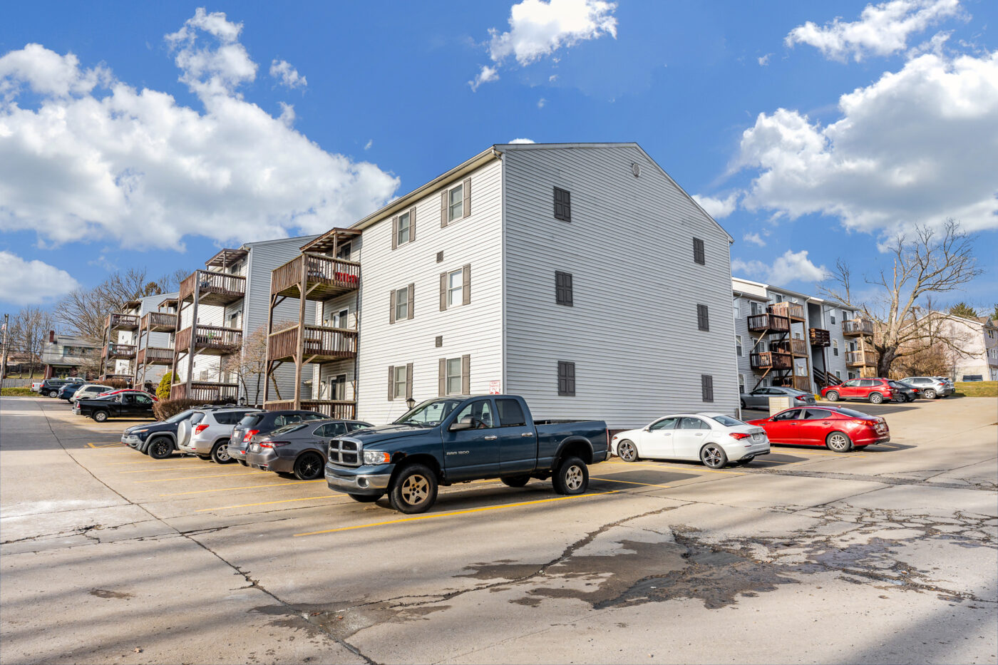 940 Stewart St Exterior-2