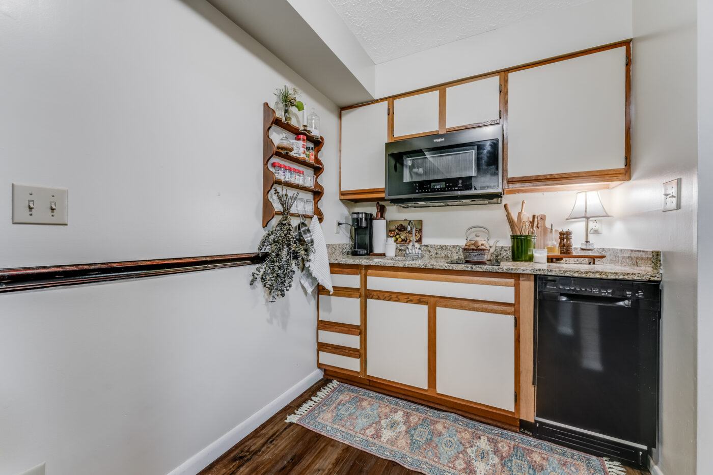 940 Stewart St Interior-5