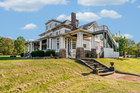 1266 National Pike Hopwood PA-52